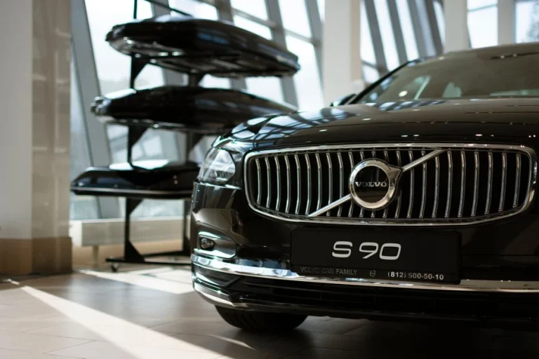 Volvo відкликає тисячі гібридів: власникам заборонили заряджати батареї