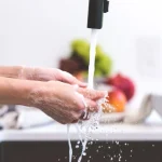 Не залишайте брудний посуд до ранку: одна ніч може перетворити кухню на розсадник бактерій