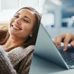 Флірт за вас веде ChatGPT: у застосунках для знайомств стрімко набирає популярності новий тренд