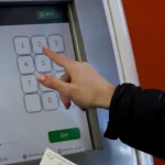 Поповнення картки готівкою обмежили: скільки грошей приймають термінали
