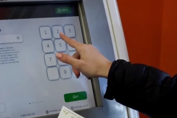 Поповнення картки готівкою обмежили: скільки грошей приймають термінали