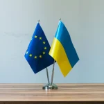 Українці заробляють за кордоном: коли з доходу доведеться платити податки ще й в Україні